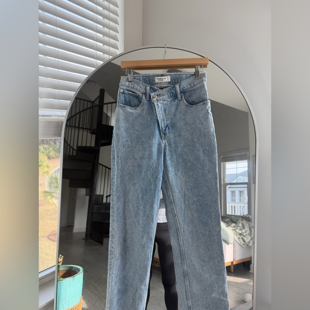 Abercrombie & Fitch Light Wash Straight Leg Jeans